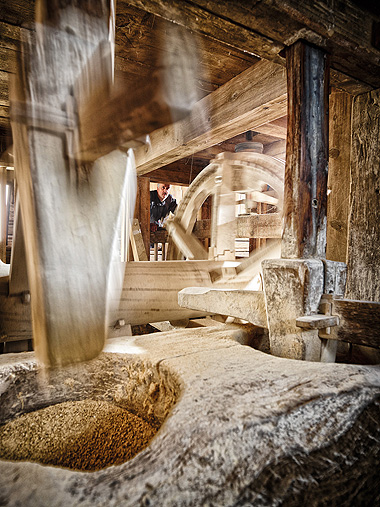 Mahlmühle in Betrieb. Aus der Ausstellung "Es steht eine Mühle im Schwarzwälder Tal", Sonderausstellung vom 1. Mai bis zum 6. November im Hippenseppenhof. Foto: Vogtsbauernhof