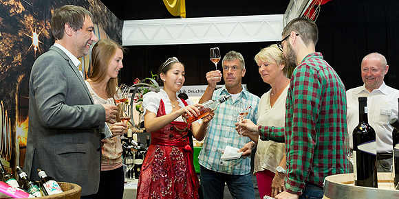 Fachkundige Erklärungen von der Weinprinzessin. Foto: Messe Offenburg / BRAXART