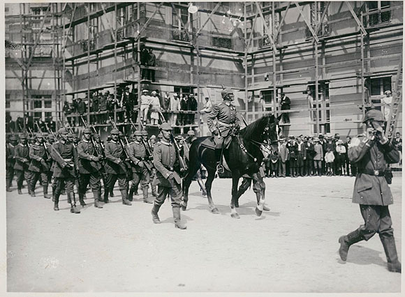 Oberst Wilhelm von Beczwarzowski und die 8. Kompanie des Leibgrenadierregiment 109 holen am 7. August 1914 die Regimentsfahnen aus dem Karlsruher Schloss ab, um am nächsten Tag mit ihnen ins Feld zu rücken.