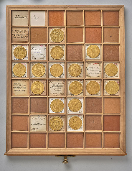 Lade mit böhmischen Goldmünzen der Kaiser Rudolf II. (reg. 1576–1612) und Mathias (reg. 1608/12–1619) © KHM-Museumsverband