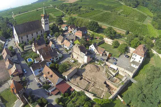 Luftbild des Dorfes Châtenois mit der Grabungsstelle Pfarrgarten