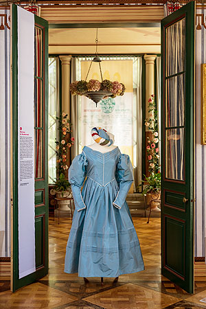 Kleid des 19. Jahrhunderts in einem geöffneten Türdurchgang in Schloss Arenenberg