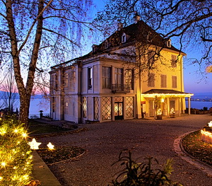 Schloss Arenenberg im Schmuck der Weihnachtsbeleuchtung