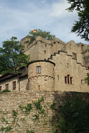 Burg Hohenbaden. Bick auf die gestaffelte Anlage von Unter- und Oberburg