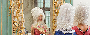 Schülerinnen beom barocken Kostümieren