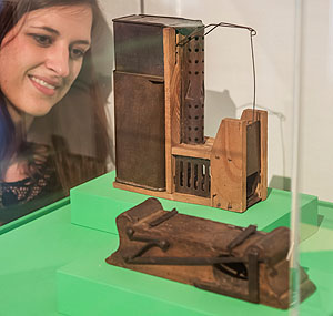 Mausefallen, links: "Capito Original", 1951–1970, Nadelholz, Eisenblech; rechts: 1787, Buchenholz, Eisen