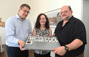 Prof. Dr. Eckart Köhne, Provenienzforscherin Dr. Katharina Siefert mit dem Nachfahren Robert Jenson. Foto: Deck