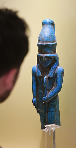 Fayencefigur Ramses II. als Falkengott aus dem Antikenmuseum und Sammlung Ludwig Basel © Badisches Landesmuseum, Foto: Uli Deck