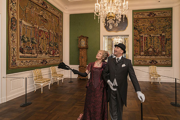 Kostümpaar im Jahgdzimmer des Schlosses