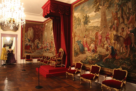 Thronsaal im nördlichen Staatsappartement mit der Tapisserieserie "Das Fest des Lykurg" 