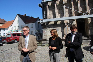 Katrin Schütz, Staatssekretärin im baden-württembergischen Wirtschaftsministerium, mit Prof. Dr. Claus Wolf, Präsident des Landesamts für Denkmalpflege im Regierungspräsidium Stuttgart, und dem Architekten der Restaurierung Anfang September 2017 vor dem Blauen Turm in Wimpfen.