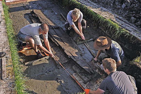 Bergung des keltischen Einbaums im Neubaugebiet Bad Buchau-Neuweiher. © Landesamt für Denkmalpflege im Regierungspräsidium Stuttgart/Wolfgang Hohl