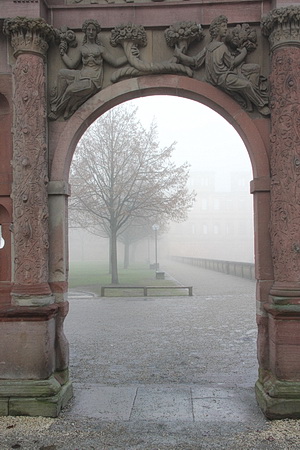 Kein ruhiger Ort an Silvester: Stückgartenterrasse von Schloss Heidelberg im Nebel