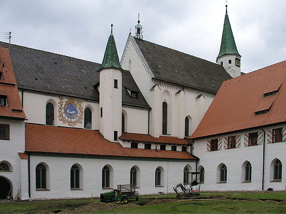 Klosterkirche Heiligkreuztal vom Kreuzgang aus gesehen