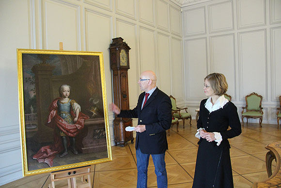 Kinderbild des späteren Kurfürsten Carl Theodor von der Pfalz - Michael Hörrmann und Dr. Uta Coburger bei der Präsentation