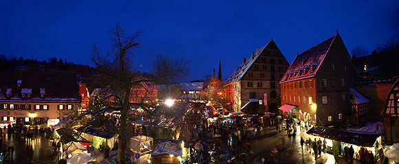 Weinachtsmarkt im Klosterhof des ehemaligen Zisterzienserklosters Maulbronn. Foto: ssg 