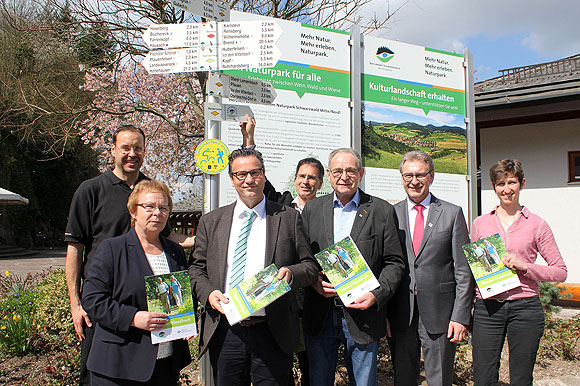 Stellten das neue Wander-Handbuch für den Schwarzwald vor (von links): Christoph Kunz (Schwarzwald Tourismus GmbH), Hannelore Reinbold-Mench (Stellvertretende Vorsitzende Naturpark Südschwarzwald), Minister Peter Hauk, Hans-Georg Sievers (Planungsbüro für Wandertourismus), Georg Keller (Präsident Schwarzwaldverein), Landrat Jürgen Bäuerle (Vorsitzender Naturpark Schwarzwald Mitte/Nord) und Andrea Wagner (Tour Konzept). Foto: Jochen Denker/Naturpark Schwarzwald Mitte/Nord.