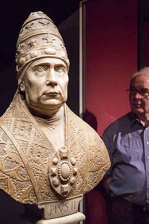 Papstbüste mit Besucher