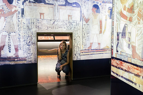 Impression aus der Ausstellung: Besucherin beim Blick in die Grabkammer des Sennefer