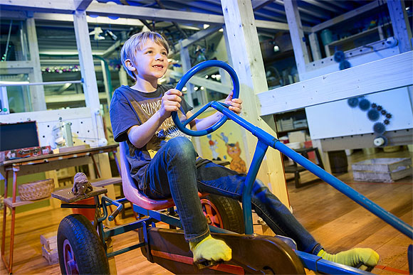 Kind auf GoKart-Fahrzeug