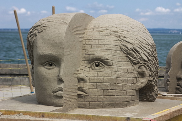 Im Durchschnitt besteht eine Skulptur aus 20 Tonnen Sand. Foto: Sandskulpturenfestival Rorschach