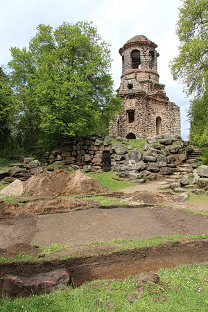 Grabungen im Umfeld des Merkurtempels brachten neue Erkenntnisse über die ursprünglichen Weg-Führungen.
