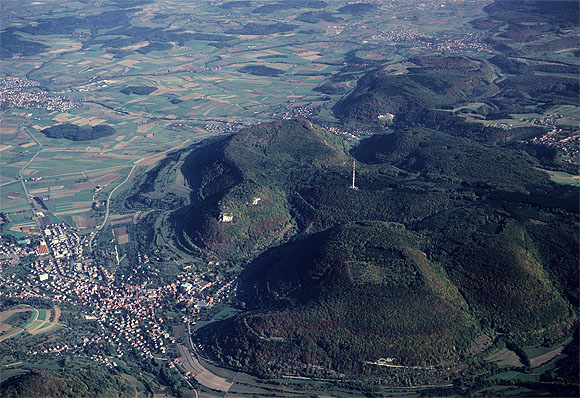 Luftbild Rosenstein (Mitte), Mittelberg (links) und Hochberg (rechts). Alle drei tragen vorgeschichtliche Befestigungen. Foto: LfD