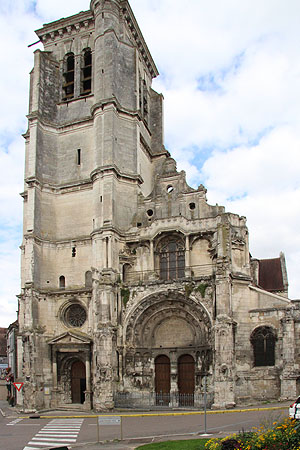 Kirche Notre-Dame in Tonnerre, Außenansicht von Westen
