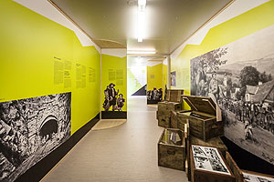 Blick in die Ausstellung "Keine Heimat mehr. Geschichten von Flucht und Heimkehr“