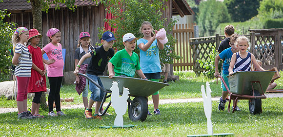 Am 18. und 19. August können die Kinder beim Sommerferienprogramm einen kleinen Schubkarren bauen oder mit einem großen Slalom fahren. Foto: Schwarzwälder Freilichtmuseum Vogtsbauernhof