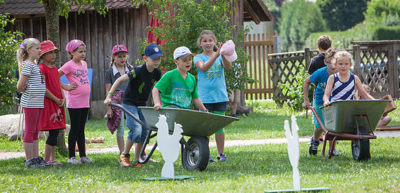 Am 18. und 19. August können die Kinder beim Sommerferienprogramm einen kleinen Schubkarren bauen oder mit einem großen Slalom fahren. Foto: Schwarzwälder Freilichtmuseum Vogtsbauernhof 