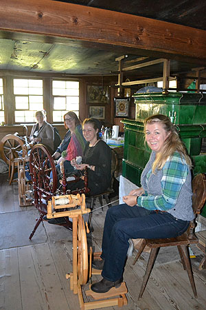 Spinn-Workshop: Am Samstag, den 28. Oktober, leitet Diana Seidel von 10 bis 13 Uhr zum Spinnen am Spinnrad an. Foto: Schwarzwälder Freilichtmuseum Vogtsbauernhof 