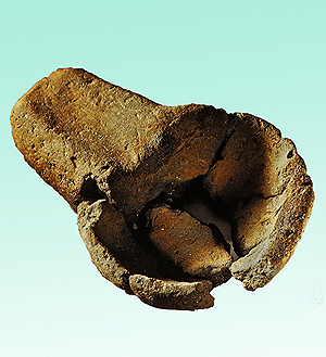 Der Gusstiegel vom Schreckensee zeigt eindeutige Spuren von Metallverarbeitung (~3650 v. Chr.).  Nachweis: LAD.