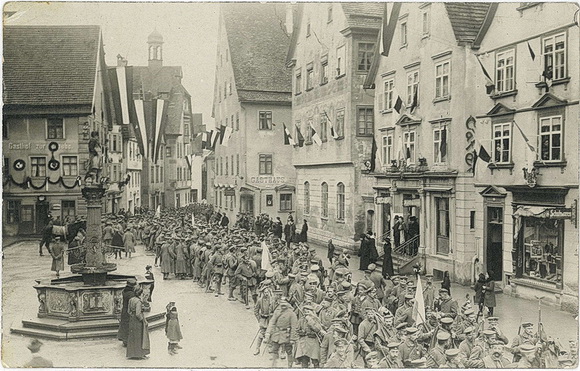 Kriegsheimkehrer vor dem Rathaus Sigmaringen (1918/19) - Archivale aus dem Staatsarchiv Sigmaringen