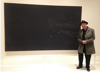 Der Künstler Georg Baselitz vor seinem Werk Di nuovo arrivato im Musée Unterlinden, Colmar