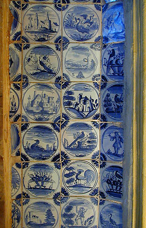 Delfter Fayencefliesen in der Schauküche von Schloss Favorite