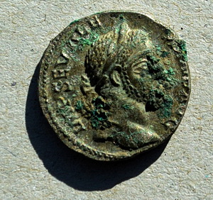 Täuschend echt: Der Denar des Kaisers Severus Alexander entpuppte sich bei genauem Hinsehen als antikes Falschgeld. Foto: Landesamt für Denkmalpflege im RP Stuttgart