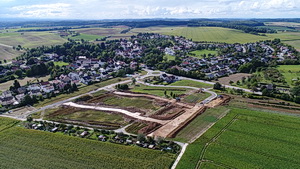Das Baugebiet „Waldäcker“ mit Babstadt im Hintergrund. Die Grabungsflächen konzentrieren sich zunächst auf die Erschließungsstraßen. Foto: fodilus Gmbh