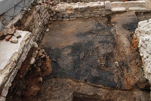 Fußboden mit Brandhorizont im Inneren des Stadtmauerturms. Foto: Kohler & Tomo Archäologie