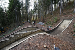 2017 wurde ein umlaufendes, noch heute beeindruckendes Befestigungssystem am Hangfuß der Anlage untersucht.