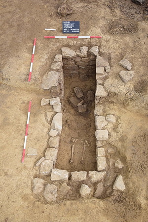 Steinkammergrab des 7. Jhs. während der Ausgrabung. 