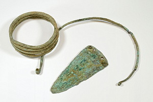 Bronzeschmuck und Bronzedolchklinge von Singen-Bohlingen (ca. 2200-1900 v. Chr.). Bild: Landratsamt Konstanz, Kreisarchäologie, Foto: Jürgen Hald