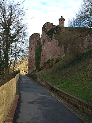 Der Burgweg führt direkt von der Stadt zum Schloss hoch und war im Mittelalter und in der frühen Neuzeit der "Prozessionsweg" für Fürsten und Gäste