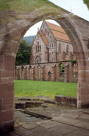 Kloster Hirsau. Blick durch den Kreuzgang auf die ehem. Friedhofskapelle
