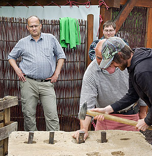 Unter Anleitung von Archäologen und Archäotechnikern des RGZM erhalten Studierende eine Einführung in die Entwicklung von Experimentaldesigns zur Erforschung antiker Arbeitstechniken.