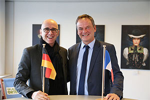 Frédéric Bierry, Präsident des Départements Bas-Rhin (links) und Frank Scherer, Landrat des Ortenaukreises, trafen sich ein Jahr nach der Unterzeichnung einer Partnerschaftsvereinbarung im Landratsamt in Offenburg. Bild : Landratsamt Ortenaukreis 