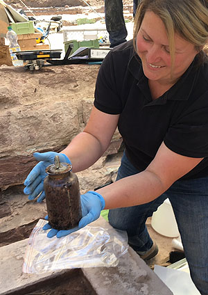 Grabungsleiterin Marianne Lehmann präsentiert eines der Fundstücke.