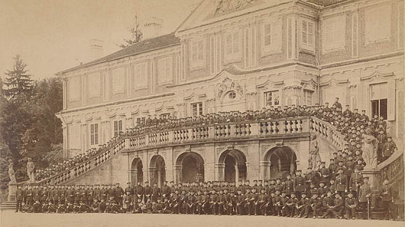 Soldaten zum Gruppenbild vor dem Schloss Favorite aufgebaut. Foto: Wehrgeschichtliches Museum/SSG 