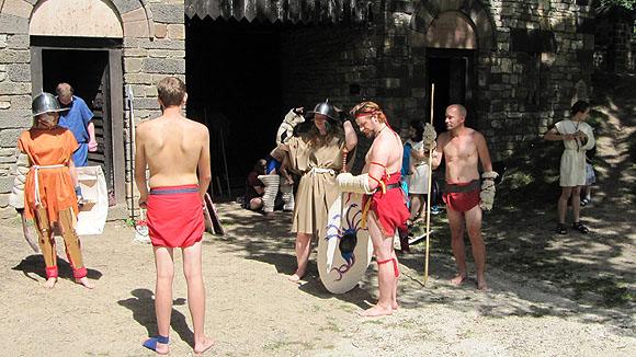 Gladiatoren vor dem Tor der Saalburg