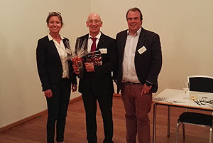 Der neue 1. Vorsitzende Philipp Fürst zu Hohenlohe-Langenburg (rechts) und seine Stellvertreterin Jacqueline Maltzahn-Redling (links) verabschieden den langjährigen 1. Vorsitzenden Michael Hörrmann (Mitte)